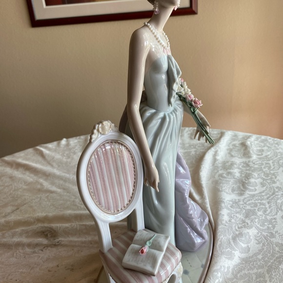 RETIRED 2004 ‘A LADY OF TASTE LLADRO’ PORCELAIN FIGURINE Item# 01001495 - Picture 12 of 14